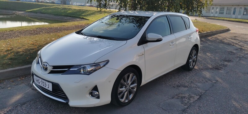 Toyota Auris 2013 г Хэтчбек