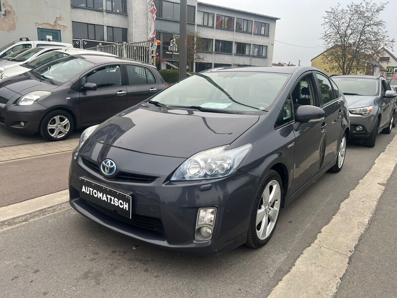 Toyota Prius 2011 г Хэтчбек