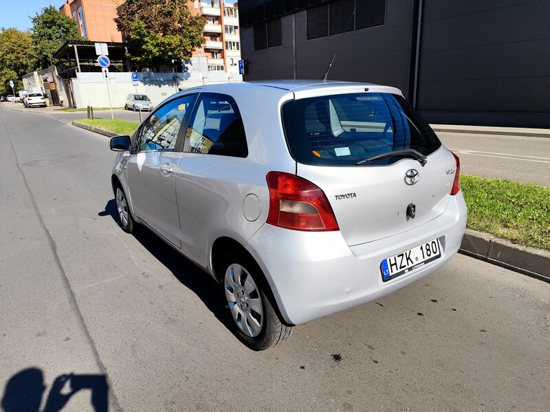 Фотография 2 - Toyota Yaris 2006 г Хэтчбек