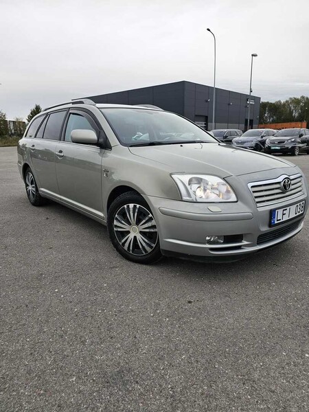 Photo 2 - Toyota Avensis 2004 y rent