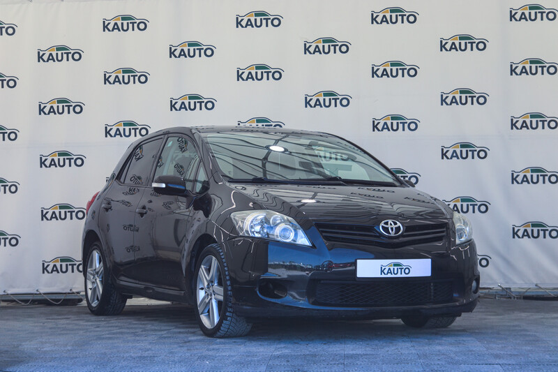 Фотография 2 - Toyota Auris 2010 г Хэтчбек