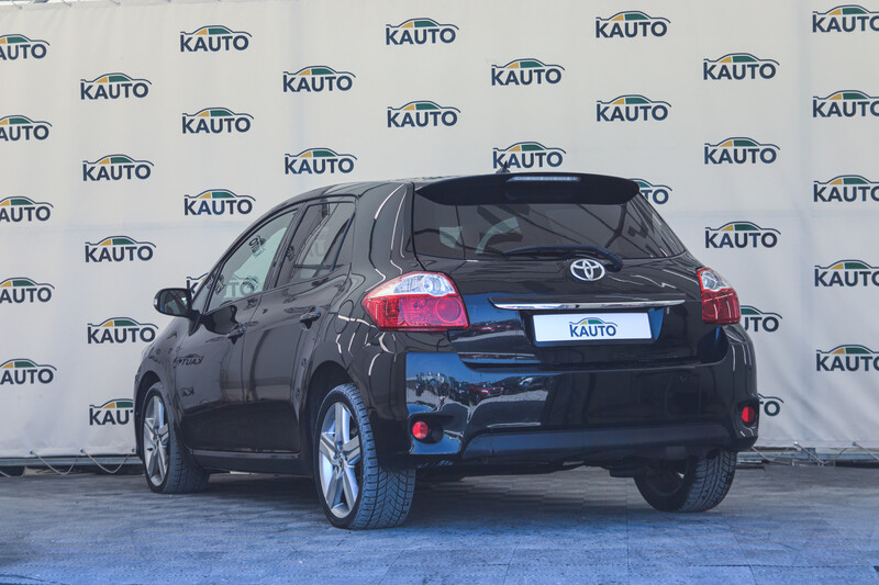 Фотография 4 - Toyota Auris 2010 г Хэтчбек