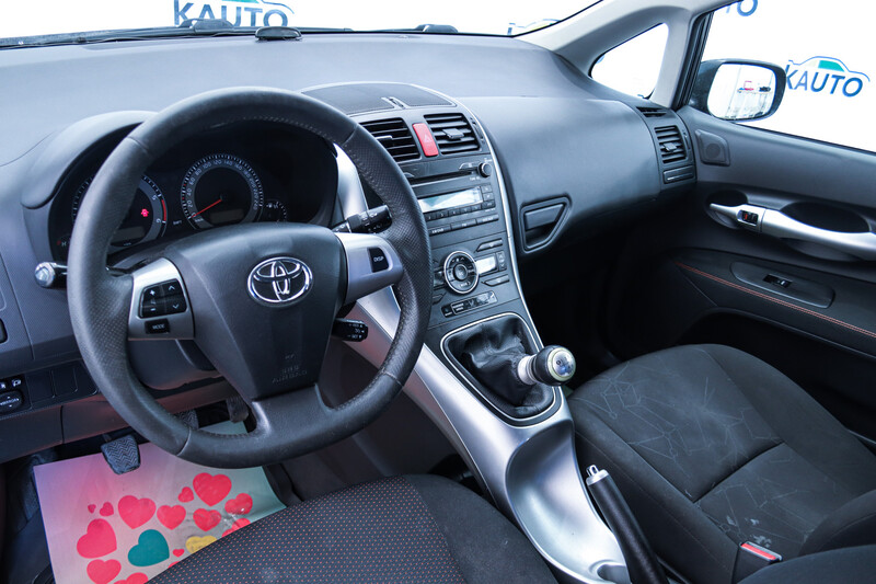 Фотография 5 - Toyota Auris 2010 г Хэтчбек