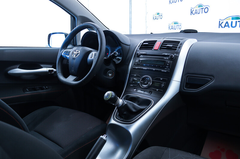 Фотография 11 - Toyota Auris 2010 г Хэтчбек