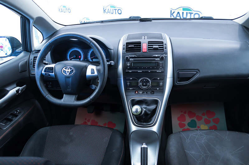 Фотография 12 - Toyota Auris 2010 г Хэтчбек