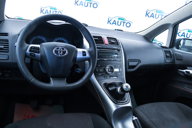 Фотография 13 - Toyota Auris 2010 г Хэтчбек