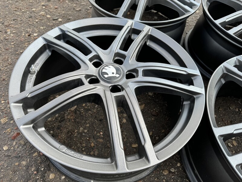 Photo 2 - Skoda Siunciam, 8J ET45 light alloy R19 rims