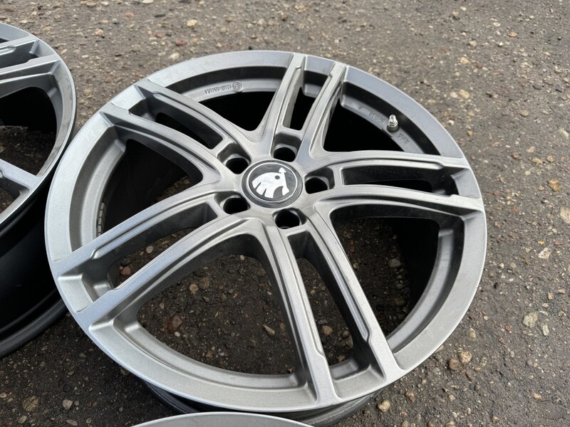 Photo 4 - Skoda Siunciam, 8J ET45 light alloy R19 rims