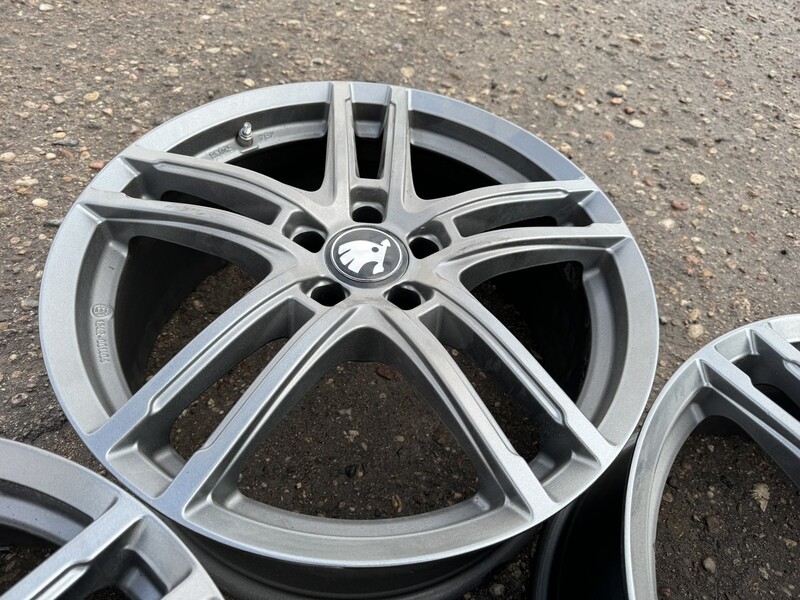 Photo 5 - Skoda Siunciam, 8J ET45 light alloy R19 rims