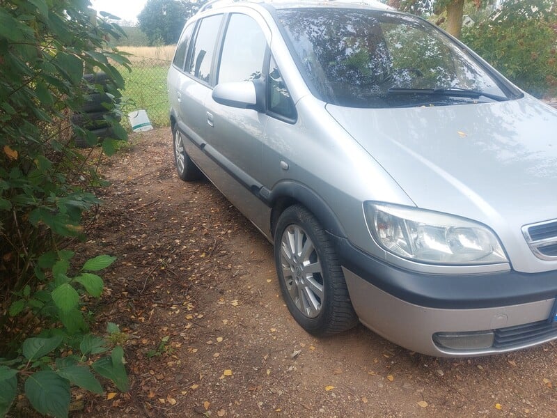 Opel Zafira 2003 г Хэтчбек