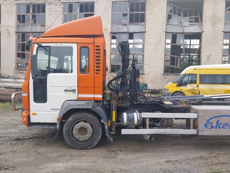 Photo 2 - Volvo FL612 2000 y Dump truck with crane