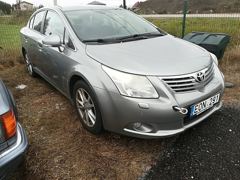 Toyota Avensis 2011 y Sedan