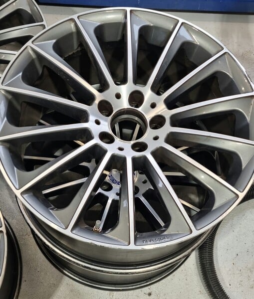 Photo 2 - Light alloy R19 rims