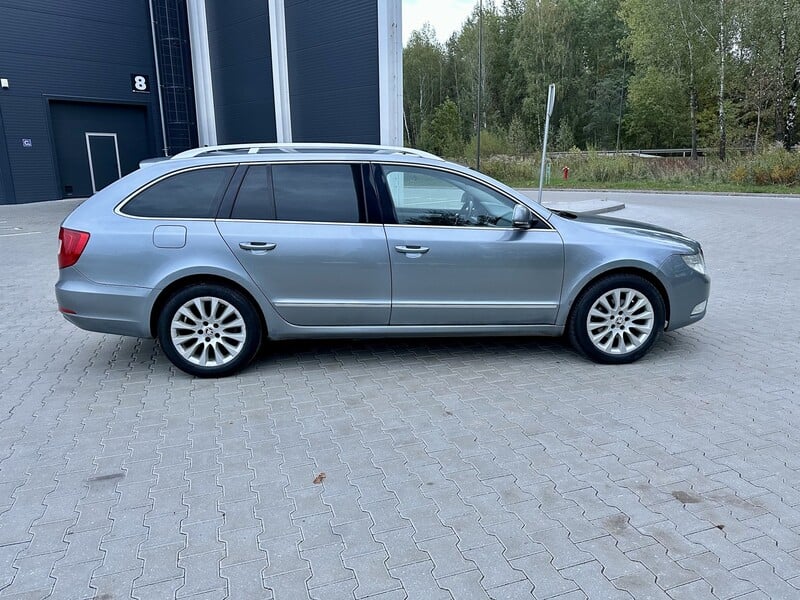 Photo 2 - Skoda Superb 2010 y Wagon