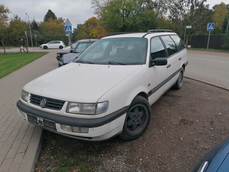 Фотография 1 - Volkswagen Passat 1995 г Универсал