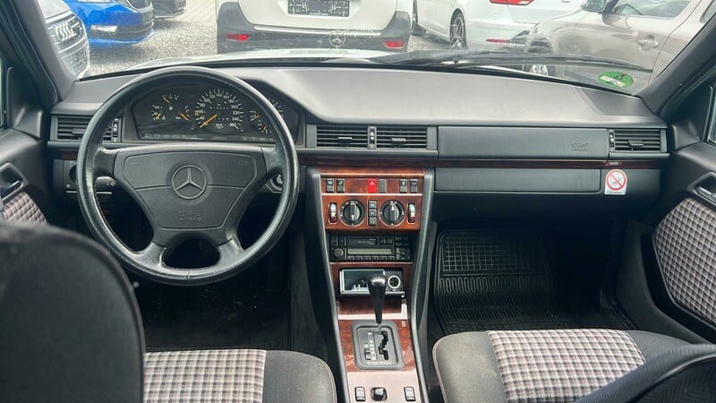 Photo 5 - Mercedes-Benz E 320 1995 y Sedan