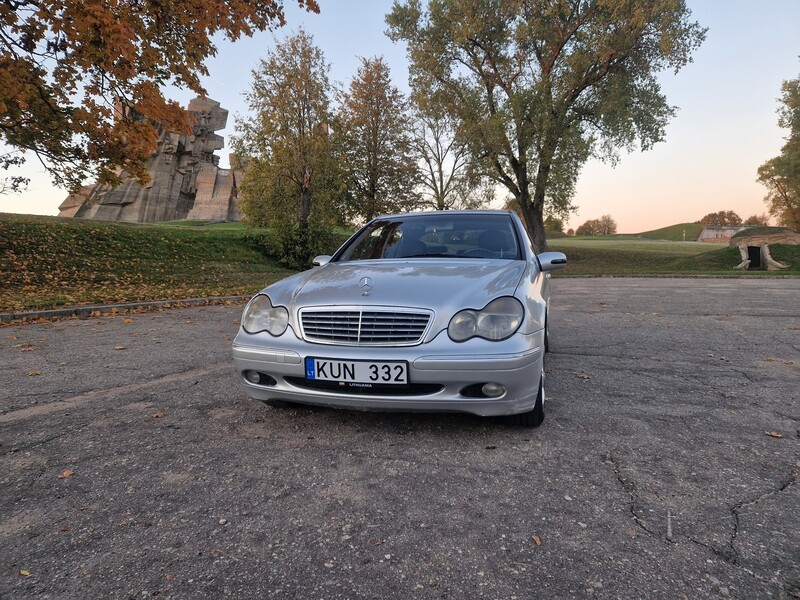 Photo 2 - Mercedes-Benz C 220 2003 y Sedan