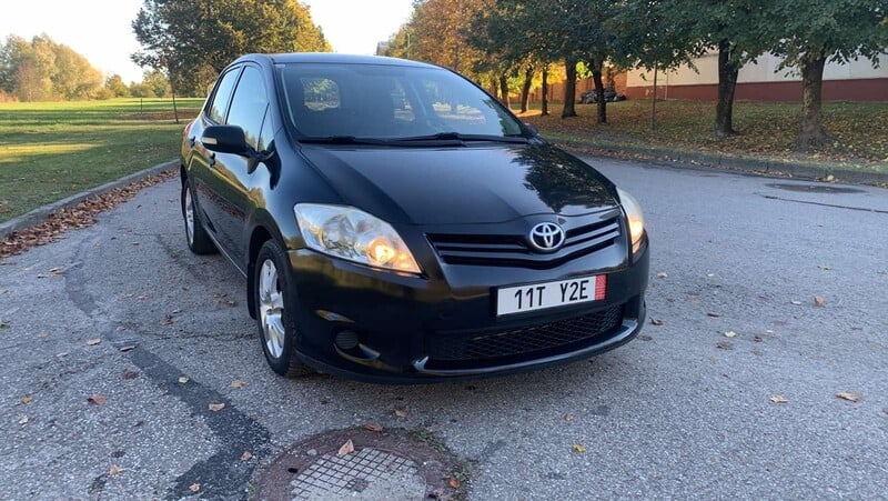 Фотография 3 - Toyota Auris 2010 г Хэтчбек