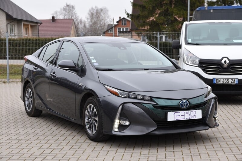 Photo 3 - Toyota Prius 2018 y Sedan