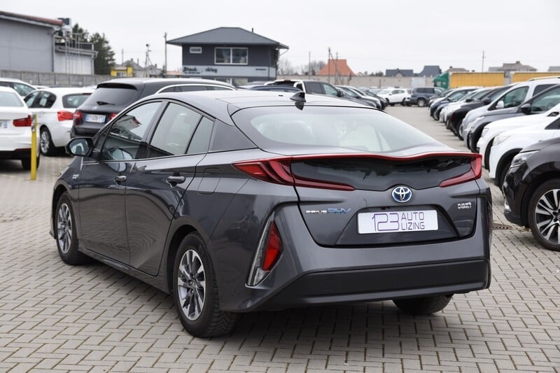 Photo 6 - Toyota Prius 2018 y Sedan