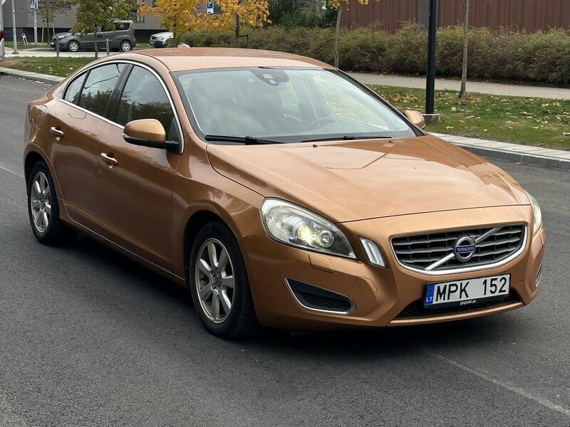 Volvo S60 2010 г Седан