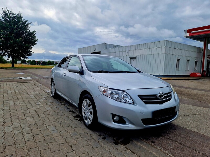 Toyota Corolla 2010 г Седан