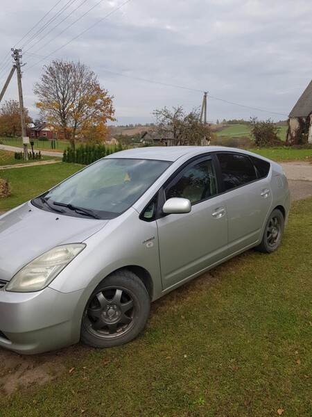 Toyota Prius 2006 г Седан