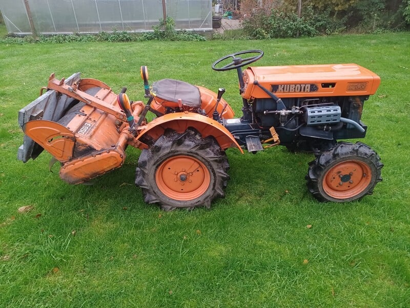 Photo 4 - Kubota B6000 1990 y Tractor