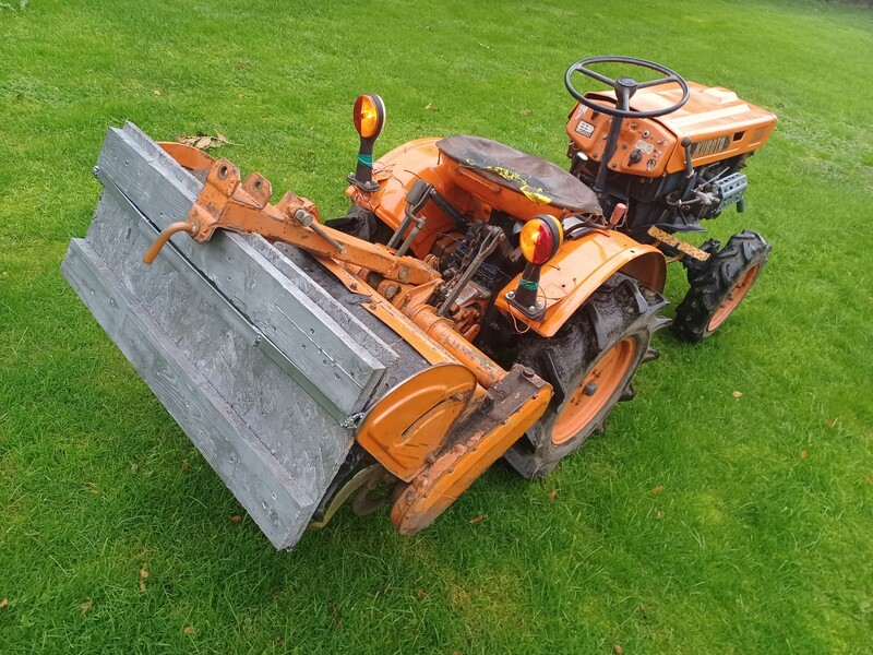 Photo 5 - Kubota B6000 1990 y Tractor