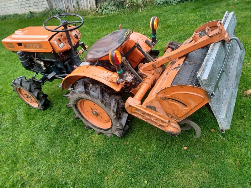 Photo 6 - Kubota B6000 1990 y Tractor