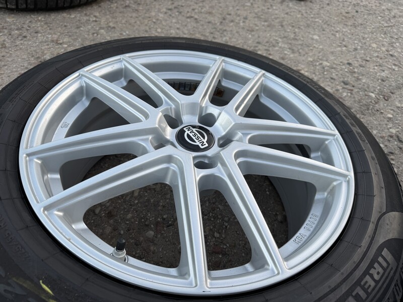 Photo 5 - Nissan Siunciam, 8J ET35 light alloy R18 rims