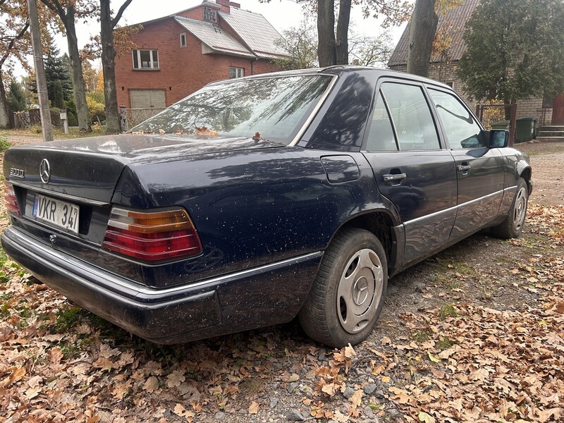 Mercedes-Benz W124 1994 y Sedan