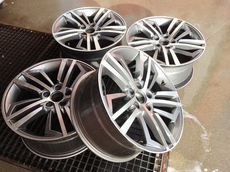 Photo 3 - A4 light alloy R18 rims