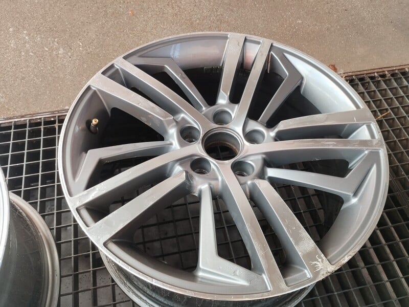 Photo 4 - A4 light alloy R18 rims