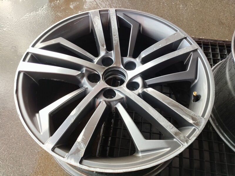 Photo 5 - A4 light alloy R18 rims