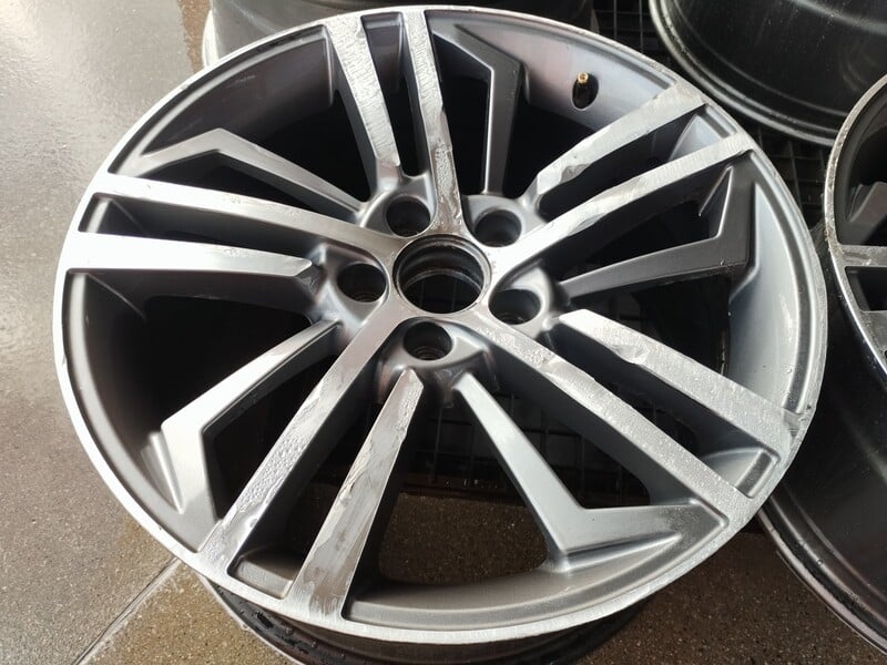 Photo 6 - A4 light alloy R18 rims