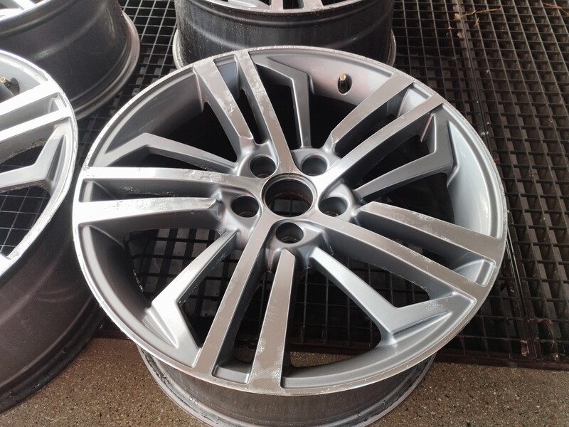 Photo 7 - A4 light alloy R18 rims