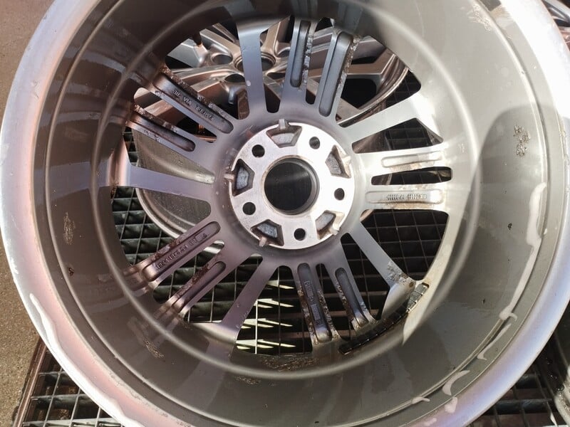 Photo 9 - A4 light alloy R18 rims