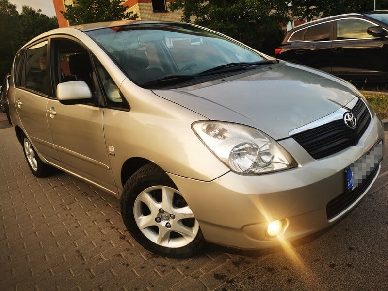 Toyota Corolla Verso 2003 г Хэтчбек