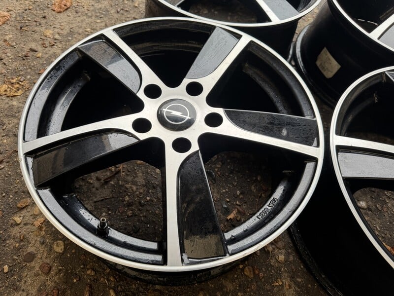 Photo 2 - Opel Siunciam, 7.5J ET38 Insignia light alloy R17 rims