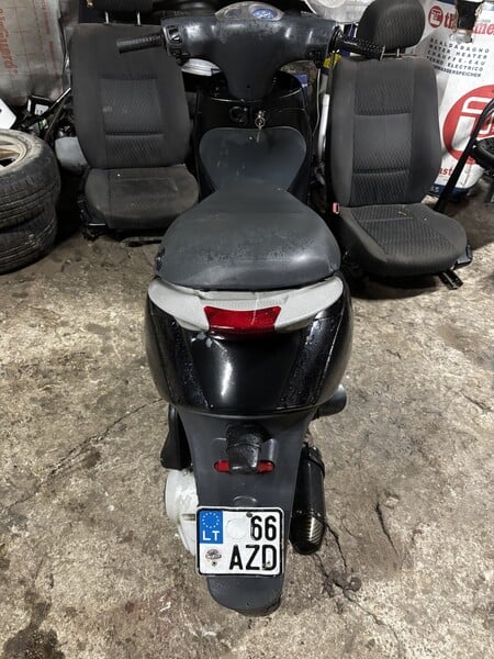 Photo 2 - Piaggio ZIP 2009 y Scooter / moped