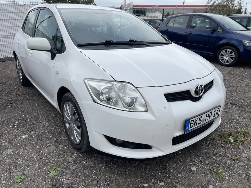 Фотография 2 - Toyota Auris 2009 г Хэтчбек