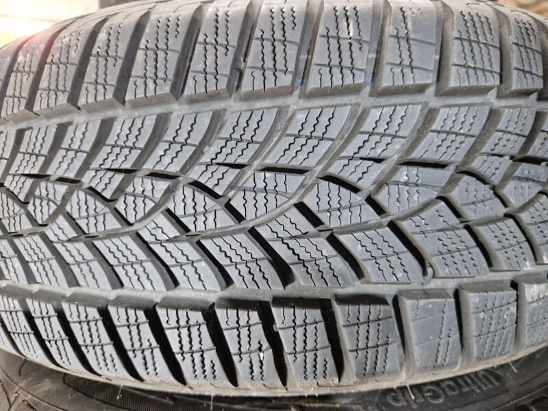 Photo 2 - Goodyear 8mm kaip naujos R17 winter tyres passanger car