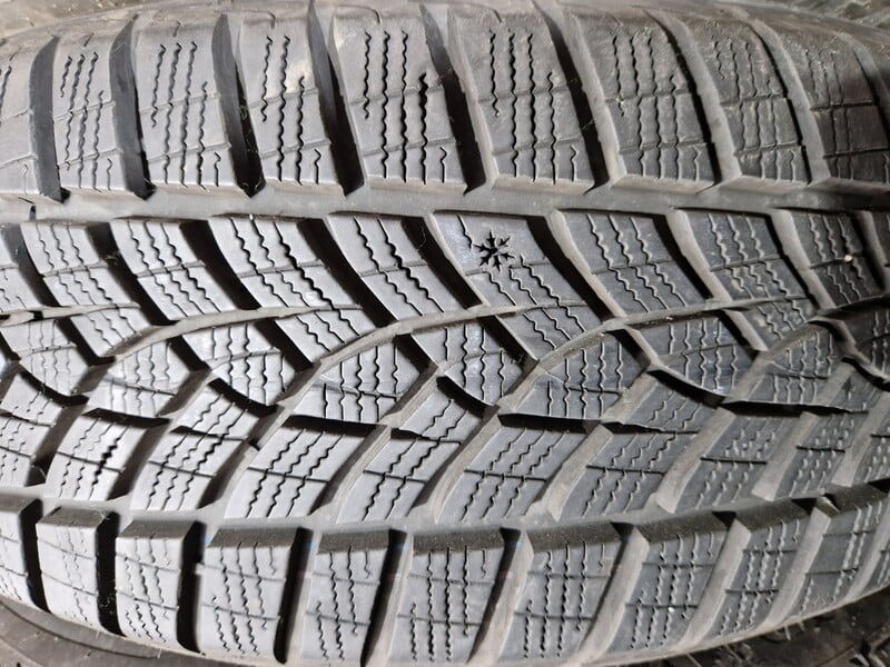 Photo 3 - Goodyear 8mm kaip naujos R17 winter tyres passanger car