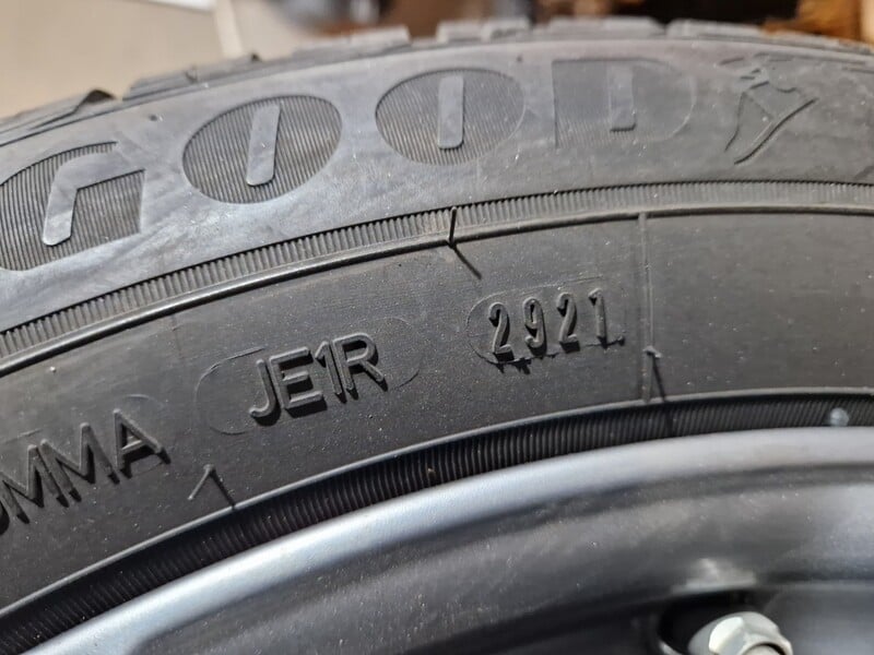 Photo 8 - Goodyear 8mm kaip naujos R17 winter tyres passanger car