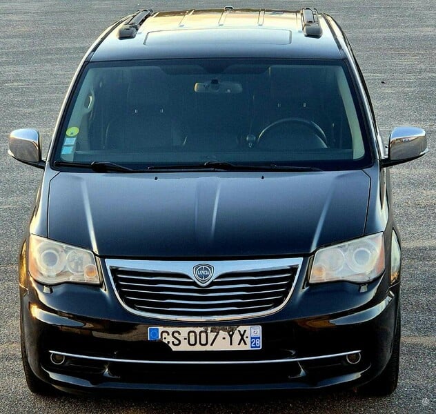 Photo 2 - Lancia Voyager 2013 y Van