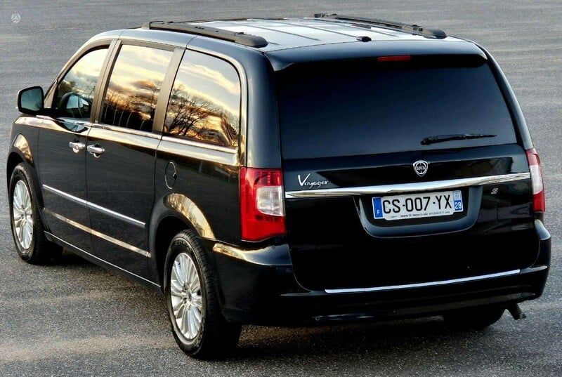 Photo 6 - Lancia Voyager 2013 y Van