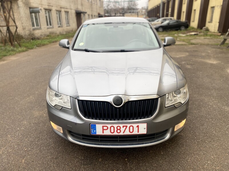 Photo 2 - Skoda Superb 2012 y Sedan