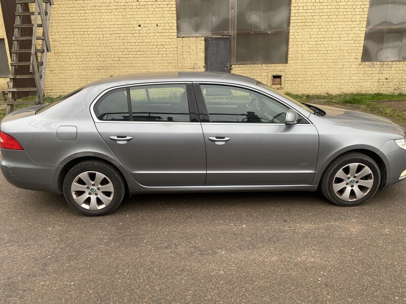 Photo 3 - Skoda Superb 2012 y Sedan