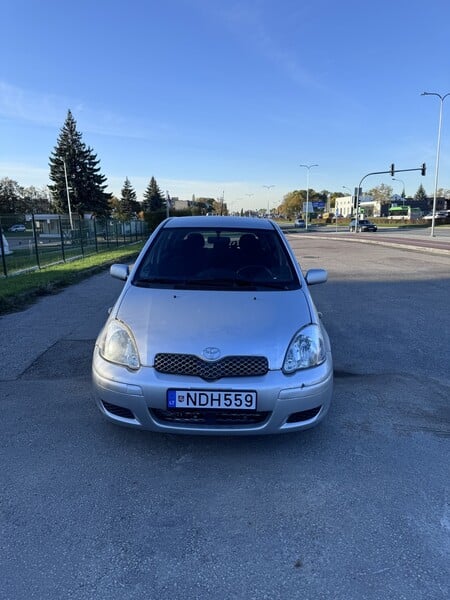 Фотография 2 - Toyota Yaris 2003 г Хэтчбек